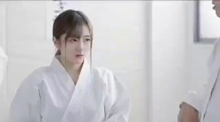 Tightfam的继兄妹在三人行中探索禁忌的欲望